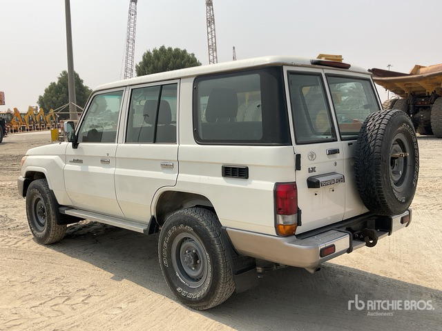 2011 Toyota Land Cruiser LX 76R 4x4 SUV - SUV: slika 2011 Toyota Land Cruiser LX 76R 4x4 SUV - SUV 2011 Toyota Land Cruiser LX 76R 4x4 SUV - SUV: slika 2011 Toyota Land Cruiser LX 76R 4x4 SUV - SUV