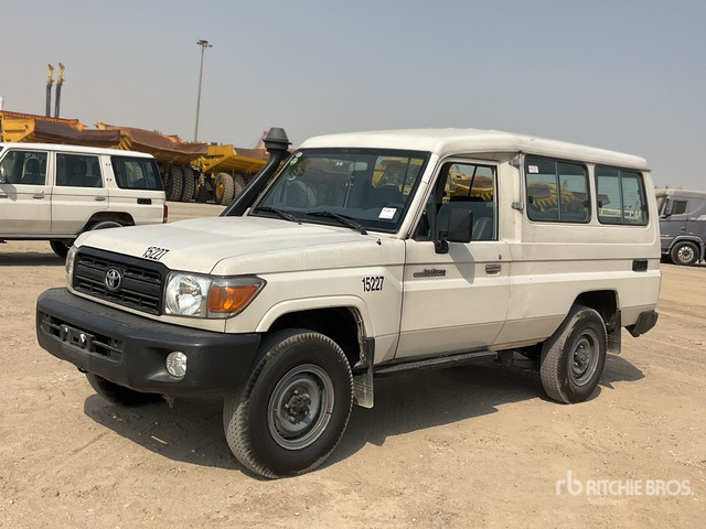 2013 Toyota Land Cruiser 78L 4x4 SUV - SUV: slika 2013 Toyota Land Cruiser 78L 4x4 SUV - SUV 2013 Toyota Land Cruiser 78L 4x4 SUV - SUV: slika 2013 Toyota Land Cruiser 78L 4x4 SUV - SUV