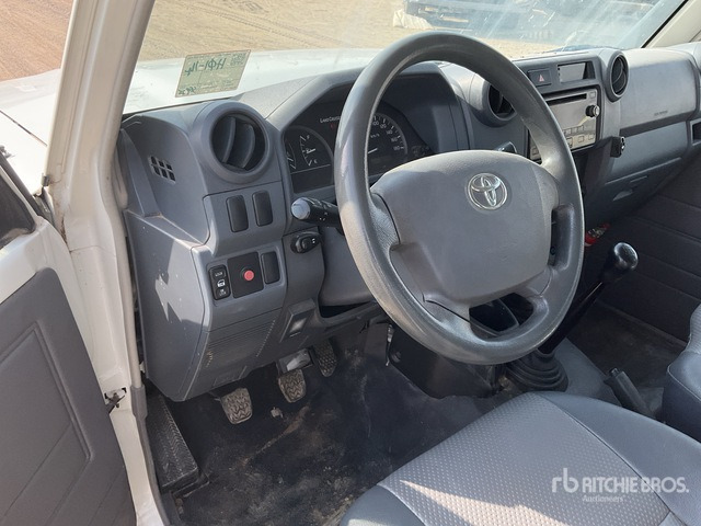 2016 Toyota Land Cruiser 79L 4x4 Crew Cab Pickup - Pick-up: slika 2016 Toyota Land Cruiser 79L 4x4 Crew Cab Pickup - Pick-up 2016 Toyota Land Cruiser 79L 4x4 Crew Cab Pickup - Pick-up: slika 2016 Toyota Land Cruiser 79L 4x4 Crew Cab Pickup - Pick-up