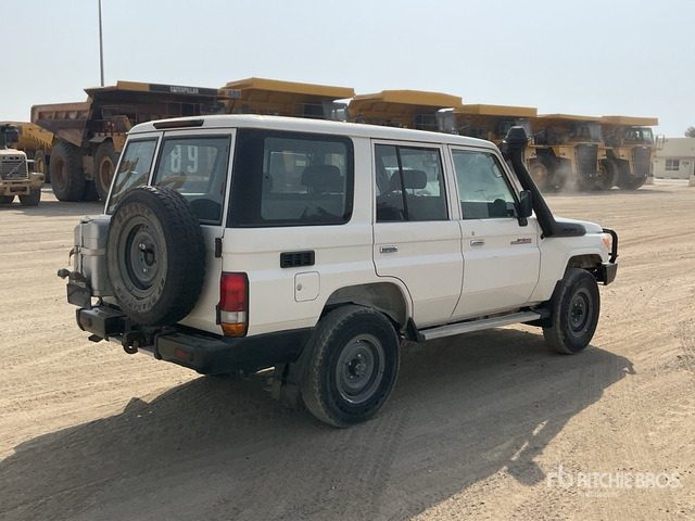 2021 Toyota Land Cruiser 76L 4x4 SUV - SUV: slika 2021 Toyota Land Cruiser 76L 4x4 SUV - SUV 2021 Toyota Land Cruiser 76L 4x4 SUV - SUV: slika 2021 Toyota Land Cruiser 76L 4x4 SUV - SUV
