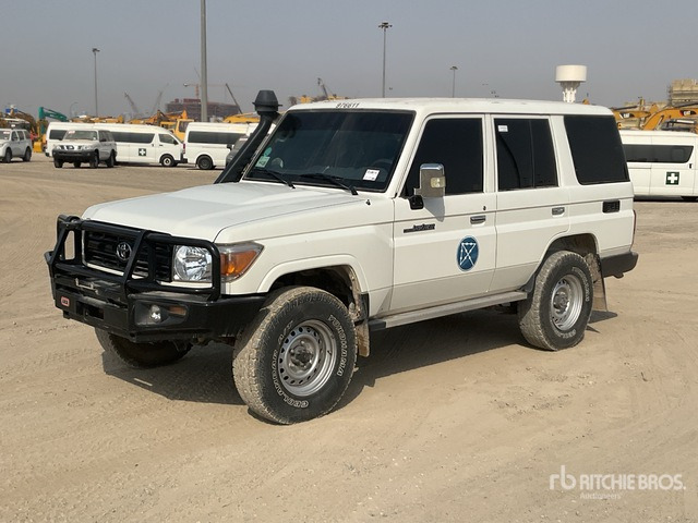 2021 Toyota Land Cruiser 76L 4x4 SUV - SUV: slika 2021 Toyota Land Cruiser 76L 4x4 SUV - SUV 2021 Toyota Land Cruiser 76L 4x4 SUV - SUV: slika 2021 Toyota Land Cruiser 76L 4x4 SUV - SUV