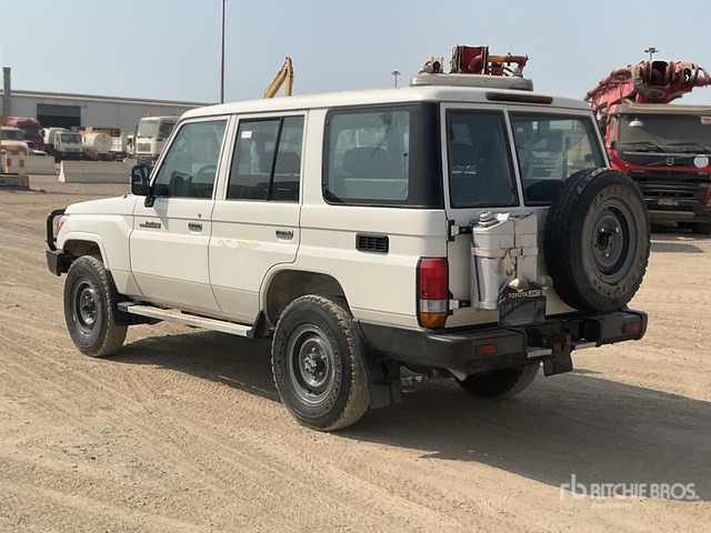 2021 Toyota Land Cruiser 76L 4x4 SUV - SUV: slika 2021 Toyota Land Cruiser 76L 4x4 SUV - SUV 2021 Toyota Land Cruiser 76L 4x4 SUV - SUV: slika 2021 Toyota Land Cruiser 76L 4x4 SUV - SUV