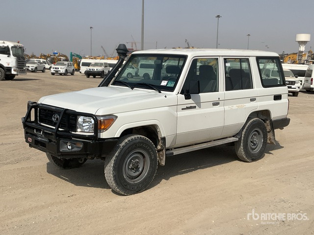 2021 Toyota Land Cruiser 76L 4x4 SUV - SUV: slika 2021 Toyota Land Cruiser 76L 4x4 SUV - SUV 2021 Toyota Land Cruiser 76L 4x4 SUV - SUV: slika 2021 Toyota Land Cruiser 76L 4x4 SUV - SUV