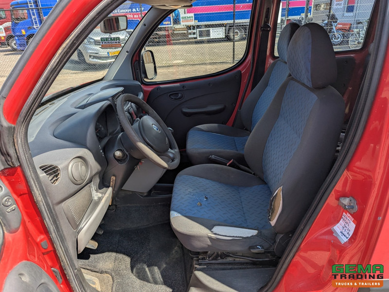 Fiat Doblò 1.9 JTD Euro4 - Handgeschakeld - Trekhaak - Mali kombi: slika Fiat Doblò 1.9 JTD Euro4 - Handgeschakeld - Trekhaak - Mali kombi Fiat Doblò 1.9 JTD Euro4 - Handgeschakeld - Trekhaak - Mali kombi: slika Fiat Doblò 1.9 JTD Euro4 - Handgeschakeld - Trekhaak - Mali kombi