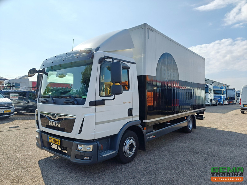 MAN TGL 7.150 4x2 Dagcab Euro6B - 7T - GeslotenBak 5.4m - Elec. Roldeur - 242.000km - 12/2025 APK - Kamion sandučar: slika MAN TGL 7.150 4x2 Dagcab Euro6B - 7T - GeslotenBak 5.4m - Elec. Roldeur - 242.000km - 12/2025 APK - Kamion sandučar MAN TGL 7.150 4x2 Dagcab Euro6B - 7T - GeslotenBak 5.4m - Elec. Roldeur - 242.000km - 12/2025 APK - Kamion sandučar: slika MAN TGL 7.150 4x2 Dagcab Euro6B - 7T - GeslotenBak 5.4m - Elec. Roldeur - 242.000km - 12/2025 APK - Kamion sandučar