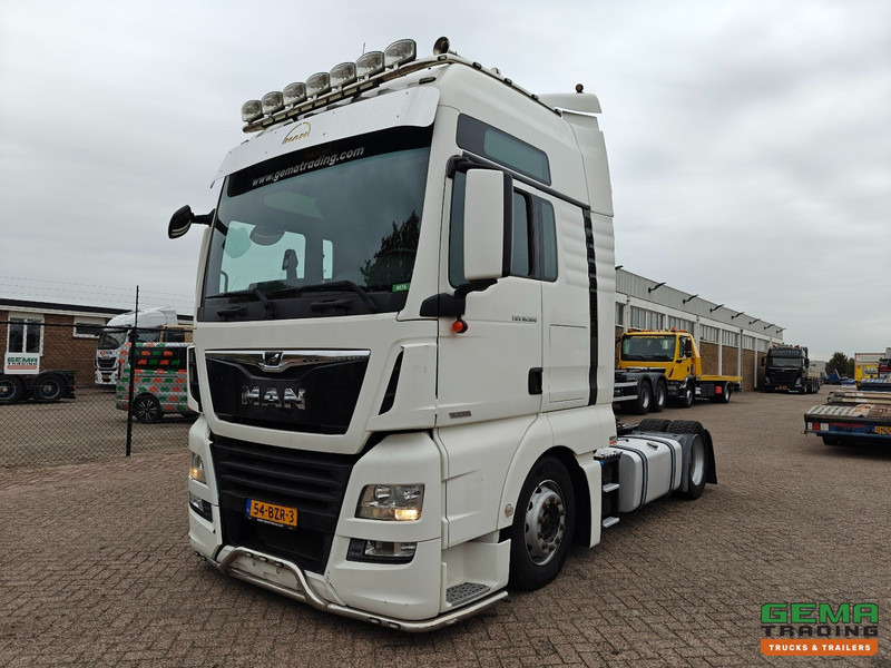 MAN TGX 18.500 4x2 XXL Euro6C - MEGA - Retarder - Dubbele Tanks - Navi - SMARTtachoV2 - 12/2025 APK - Tegljač: slika MAN TGX 18.500 4x2 XXL Euro6C - MEGA - Retarder - Dubbele Tanks - Navi - SMARTtachoV2 - 12/2025 APK - Tegljač MAN TGX 18.500 4x2 XXL Euro6C - MEGA - Retarder - Dubbele Tanks - Navi - SMARTtachoV2 - 12/2025 APK - Tegljač: slika MAN TGX 18.500 4x2 XXL Euro6C - MEGA - Retarder - Dubbele Tanks - Navi - SMARTtachoV2 - 12/2025 APK - Tegljač