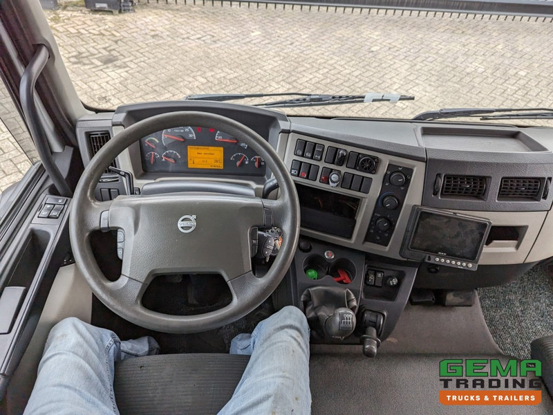 Interior photo 1: Kamion sandučar Volvo FL280 4x2 SleepCab 16T Euro5 6CIL - 5.60m GeslotenBak + Laadklep 2500KG - Standkachel - Zijdeur - Servicewagen (V758)