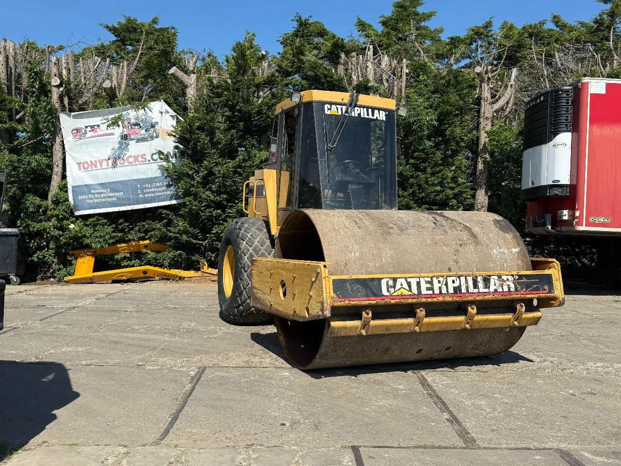 CAT CS 563 Roller with vibration - Kompaktor: slika CAT CS 563 Roller with vibration - Kompaktor CAT CS 563 Roller with vibration - Kompaktor: slika CAT CS 563 Roller with vibration - Kompaktor