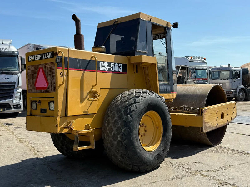 Caterpillar CS 563 Roller with vibration - Valjak: slika Caterpillar CS 563 Roller with vibration - Valjak Caterpillar CS 563 Roller with vibration - Valjak: slika Caterpillar CS 563 Roller with vibration - Valjak
