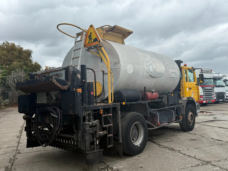 Renault G260 4X2 ACMAR Bitumen Sprayer 10.000L Spring/Spring Manual Gear - Kamion: slika Renault G260 4X2 ACMAR Bitumen Sprayer 10.000L Spring/Spring Manual Gear - Kamion Renault G260 4X2 ACMAR Bitumen Sprayer 10.000L Spring/Spring Manual Gear - Kamion: slika Renault G260 4X2 ACMAR Bitumen Sprayer 10.000L Spring/Spring Manual Gear - Kamion