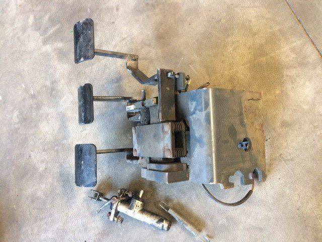 Accelerator and brake pedals for Linde R12C, Series 115-C - Papučica za Oprema za rukovanje materijalima: slika Accelerator and brake pedals for Linde R12C, Series 115-C - Papučica za Oprema za rukovanje materijalima Accelerator and brake pedals for Linde R12C, Series 115-C - Papučica za Oprema za rukovanje materijalima: slika Accelerator and brake pedals for Linde R12C, Series 115-C - Papučica za Oprema za rukovanje materijalima