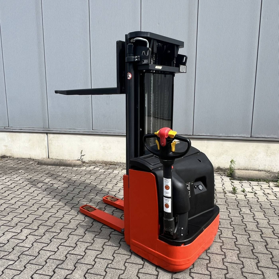 Linde L20 - Slagač stoga: slika Linde L20 - Slagač stoga Linde L20 - Slagač stoga: slika Linde L20 - Slagač stoga