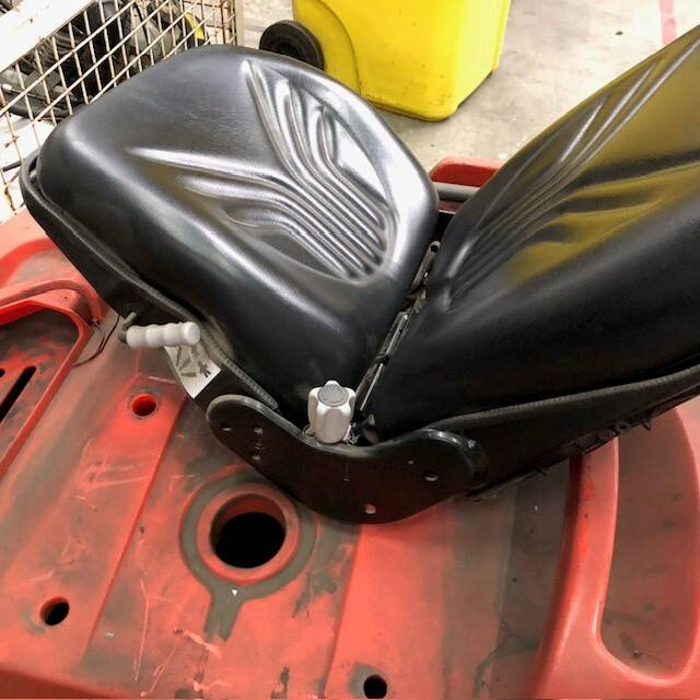 Seat for Linde P60, Series 126 - Sjedalo za Oprema za rukovanje materijalima: slika Seat for Linde P60, Series 126 - Sjedalo za Oprema za rukovanje materijalima Seat for Linde P60, Series 126 - Sjedalo za Oprema za rukovanje materijalima: slika Seat for Linde P60, Series 126 - Sjedalo za Oprema za rukovanje materijalima