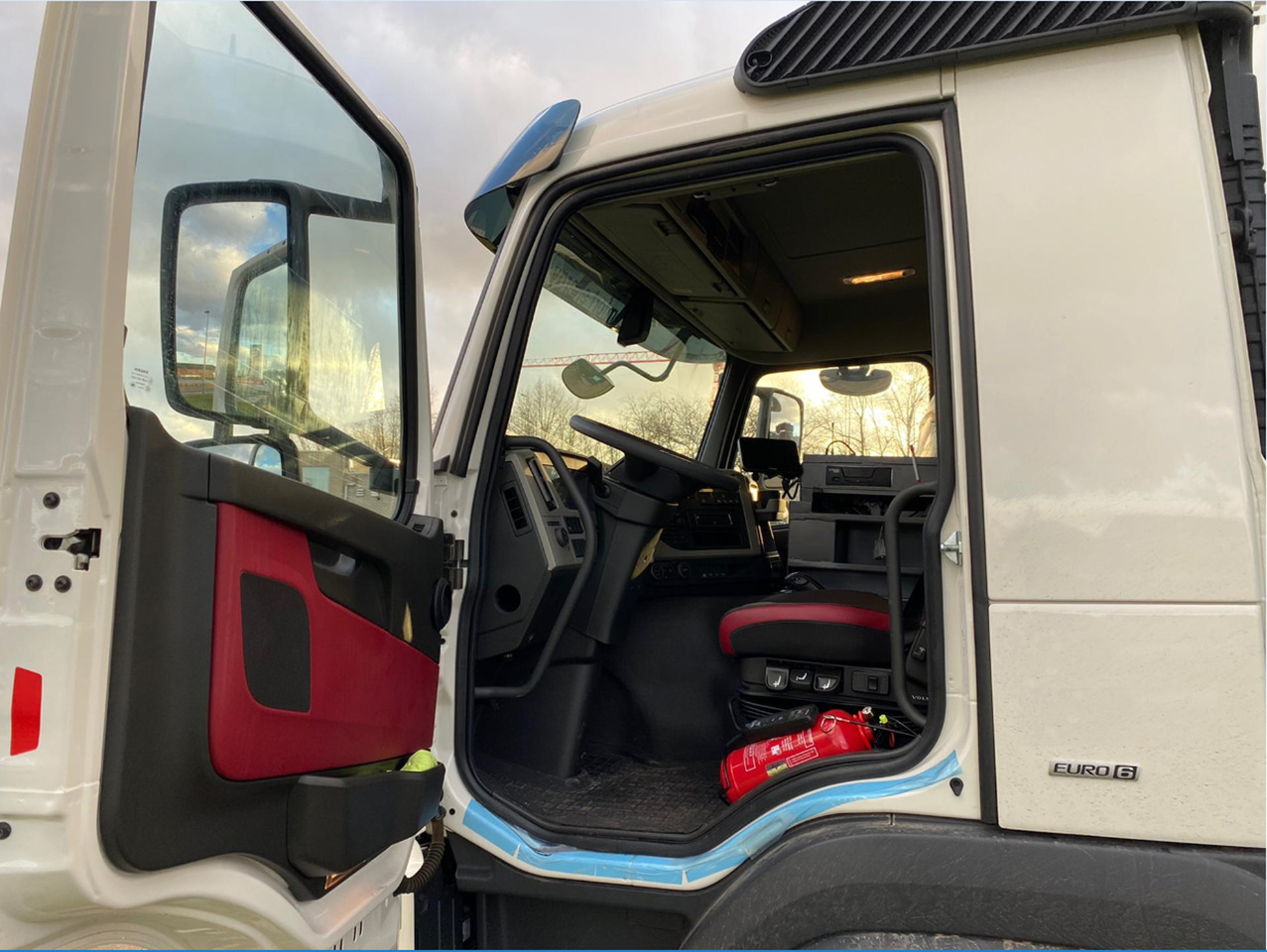 VOLVO FM - Kamion cisterna: slika VOLVO FM - Kamion cisterna VOLVO FM - Kamion cisterna: slika VOLVO FM - Kamion cisterna