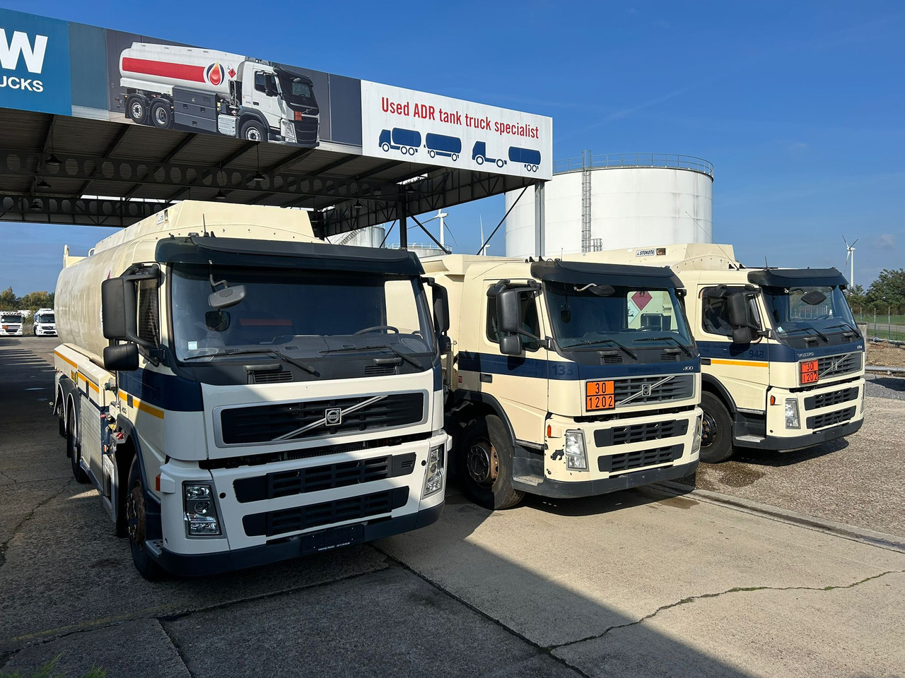 VOLVO FM (lot of 3) - Kamion cisterna: slika VOLVO FM (lot of 3) - Kamion cisterna VOLVO FM (lot of 3) - Kamion cisterna: slika VOLVO FM (lot of 3) - Kamion cisterna
