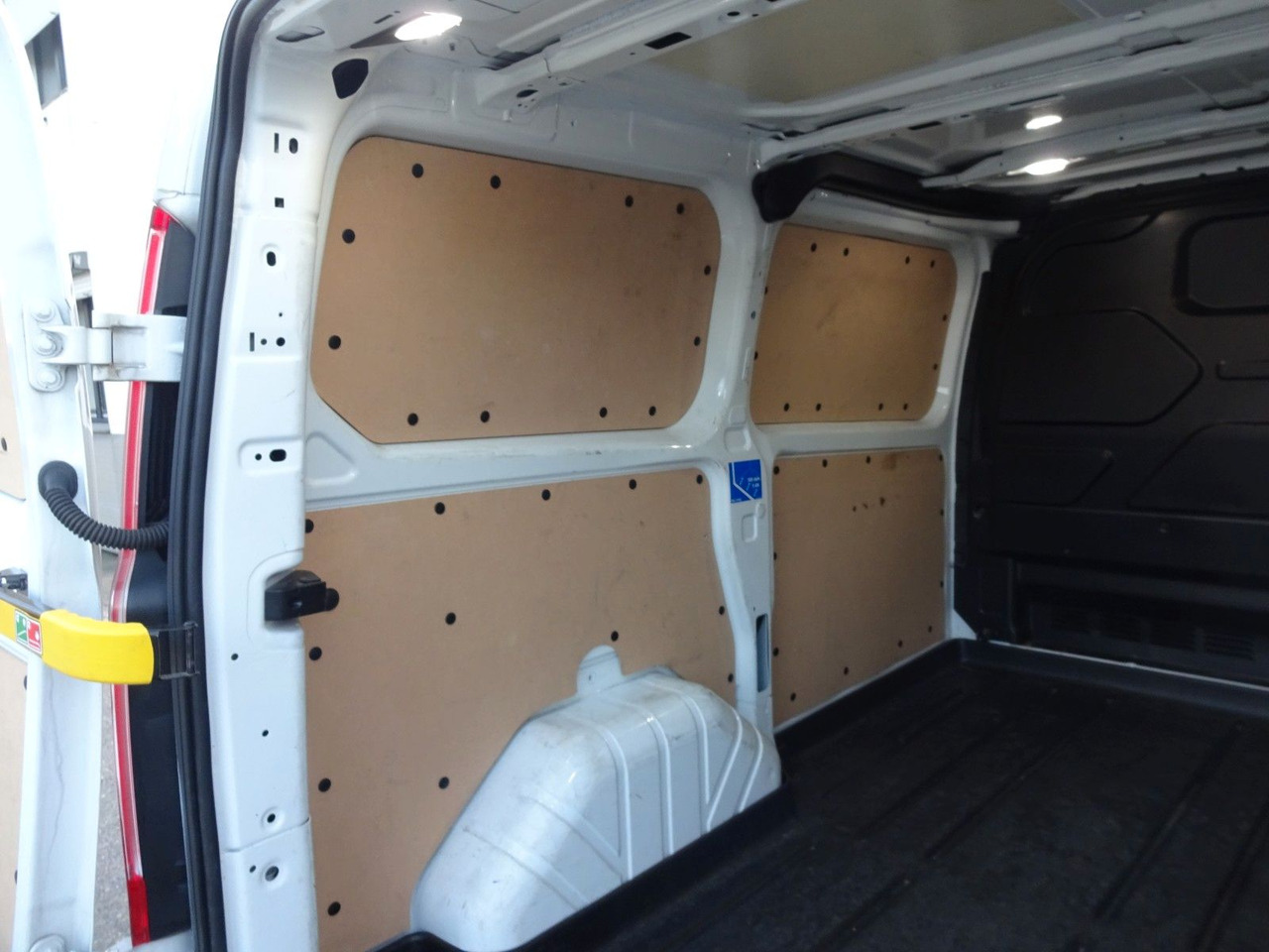 Zakup  Ford Transit Custom Kasten 280 L1H1, PDC Ford Transit Custom Kasten 280 L1H1, PDC: slika Zakup  Ford Transit Custom Kasten 280 L1H1, PDC Ford Transit Custom Kasten 280 L1H1, PDC