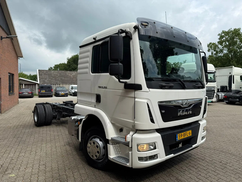MAN TGM TGM 15.250 4X2 Chassis, Airco, 526.460 KM, Slaapcabine - Kamion-šasija: slika MAN TGM TGM 15.250 4X2 Chassis, Airco, 526.460 KM, Slaapcabine - Kamion-šasija MAN TGM TGM 15.250 4X2 Chassis, Airco, 526.460 KM, Slaapcabine - Kamion-šasija: slika MAN TGM TGM 15.250 4X2 Chassis, Airco, 526.460 KM, Slaapcabine - Kamion-šasija