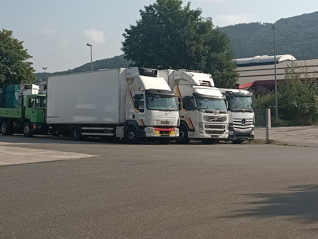 Kamion hladnjača Volvo FM13-460 EEV 6x2R CarrierSupra550 7,3m LBW1.5t: slika Kamion hladnjača Volvo FM13-460 EEV 6x2R CarrierSupra550 7,3m LBW1.5t Kamion hladnjača Volvo FM13-460 EEV 6x2R CarrierSupra550 7,3m LBW1.5t: slika Kamion hladnjača Volvo FM13-460 EEV 6x2R CarrierSupra550 7,3m LBW1.5t