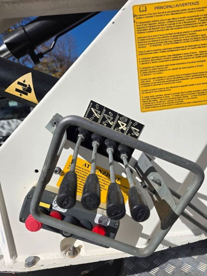 GSR E219PX E4 - Podizna platforma montirana na kamion: slika GSR E219PX E4 - Podizna platforma montirana na kamion GSR E219PX E4 - Podizna platforma montirana na kamion: slika GSR E219PX E4 - Podizna platforma montirana na kamion