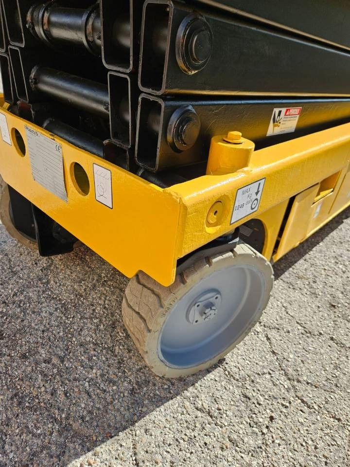 Škarasta podizna platforma Haulotte Compact 10 N: slika Škarasta podizna platforma Haulotte Compact 10 N