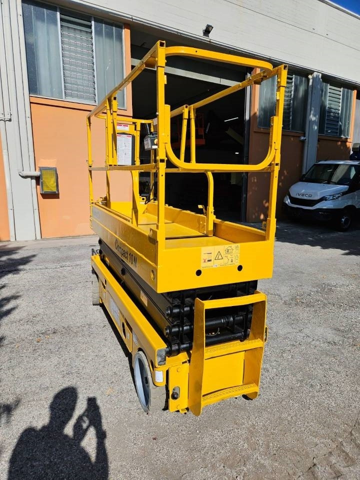 Škarasta podizna platforma Haulotte Compact 10 N: slika Škarasta podizna platforma Haulotte Compact 10 N