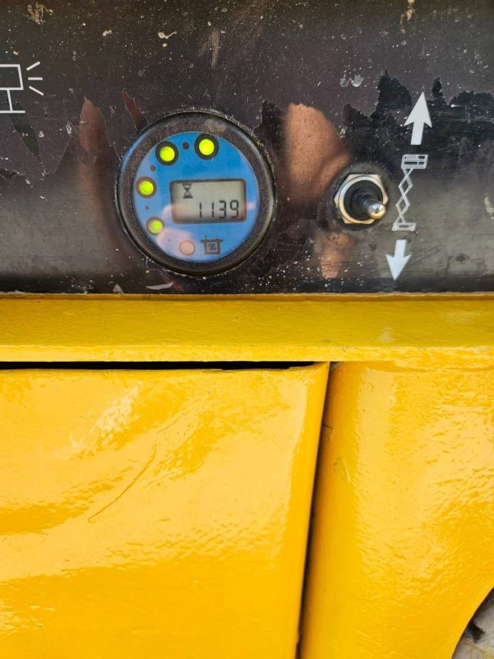 Škarasta podizna platforma Haulotte Compact 10 N: slika Škarasta podizna platforma Haulotte Compact 10 N