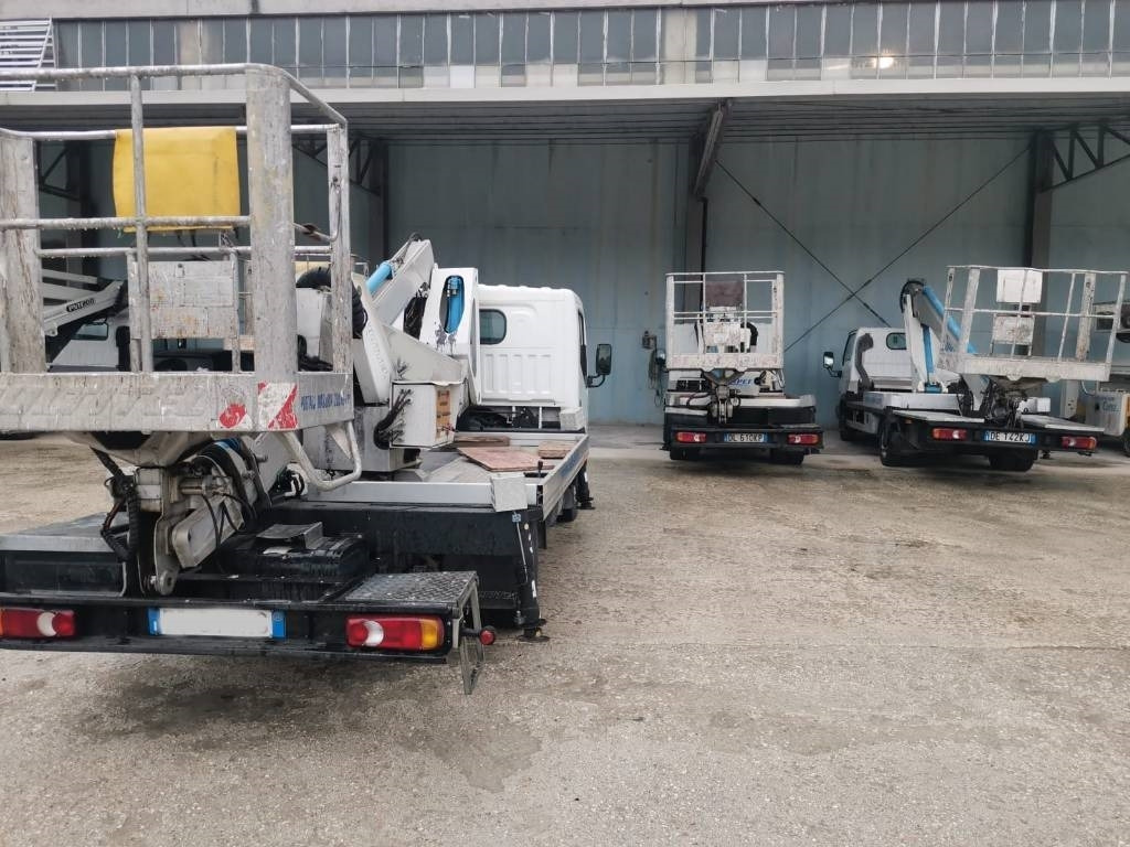 Multitel MX 200 - Podizna platforma montirana na kamion: slika Multitel MX 200 - Podizna platforma montirana na kamion Multitel MX 200 - Podizna platforma montirana na kamion: slika Multitel MX 200 - Podizna platforma montirana na kamion