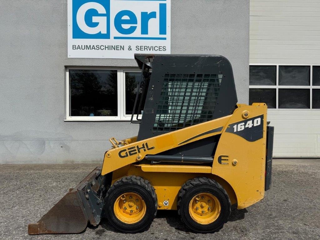 Gehl SL1640E (4027) - Mini utovarivač: slika Gehl SL1640E (4027) - Mini utovarivač Gehl SL1640E (4027) - Mini utovarivač: slika Gehl SL1640E (4027) - Mini utovarivač