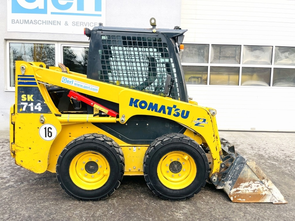 Komatsu SK714 (3906) - Mini utovarivač: slika Komatsu SK714 (3906) - Mini utovarivač Komatsu SK714 (3906) - Mini utovarivač: slika Komatsu SK714 (3906) - Mini utovarivač