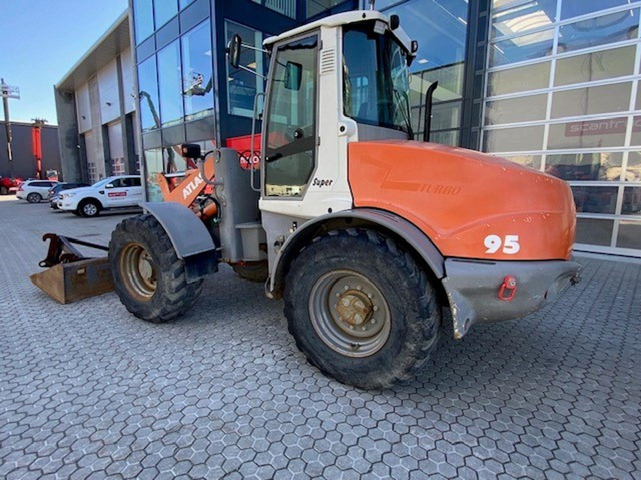 Atlas AR95 - Utovarivač na kotačima: slika Atlas AR95 - Utovarivač na kotačima Atlas AR95 - Utovarivač na kotačima: slika Atlas AR95 - Utovarivač na kotačima
