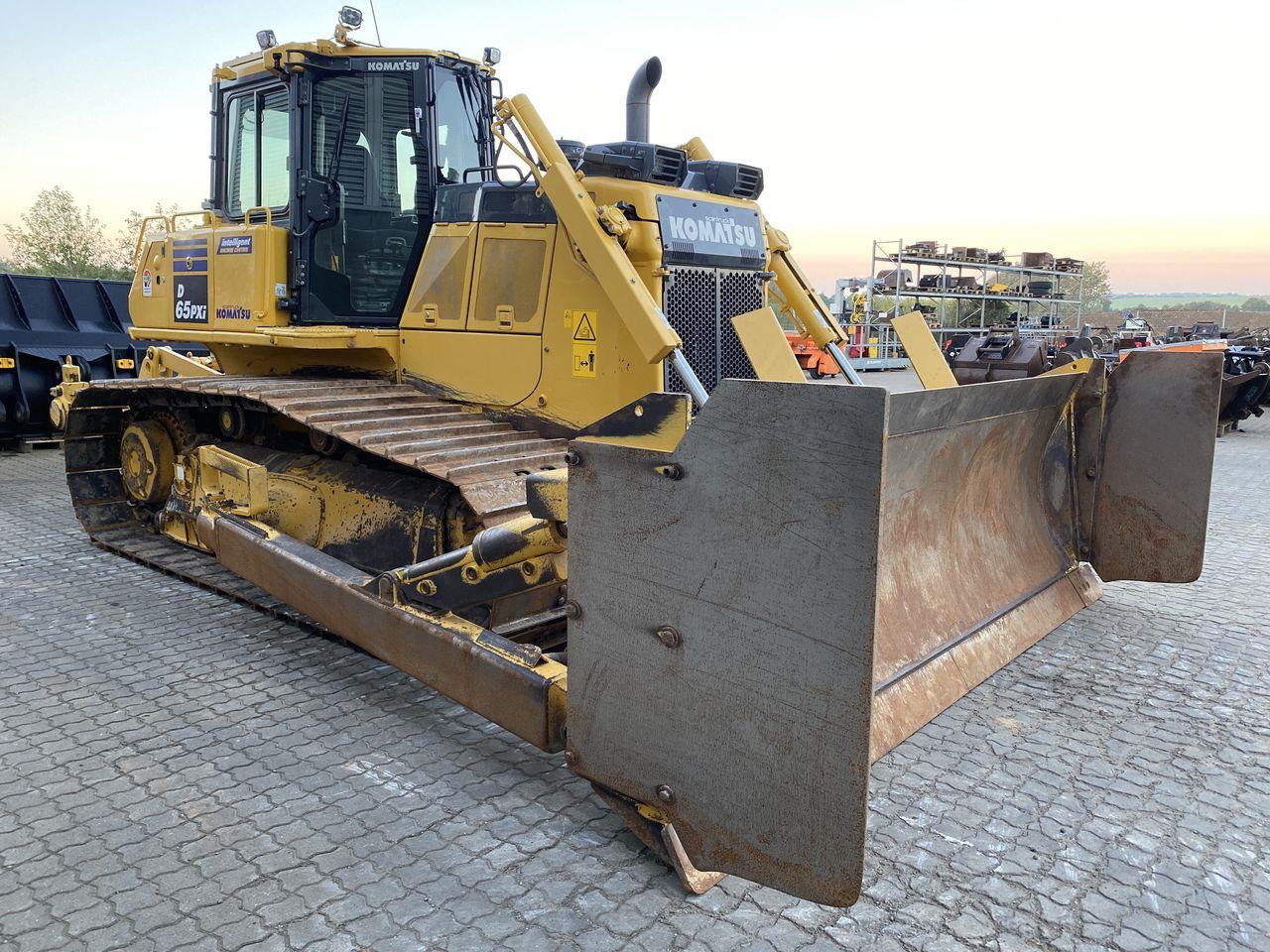 Komatsu D65PXI-18EO - Buldožer: slika Komatsu D65PXI-18EO - Buldožer Komatsu D65PXI-18EO - Buldožer: slika Komatsu D65PXI-18EO - Buldožer