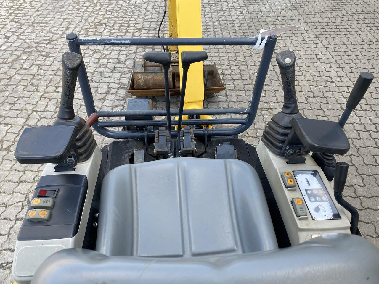 Komatsu PC16R-3HS CANOPY - Mini bager: slika Komatsu PC16R-3HS CANOPY - Mini bager Komatsu PC16R-3HS CANOPY - Mini bager: slika Komatsu PC16R-3HS CANOPY - Mini bager