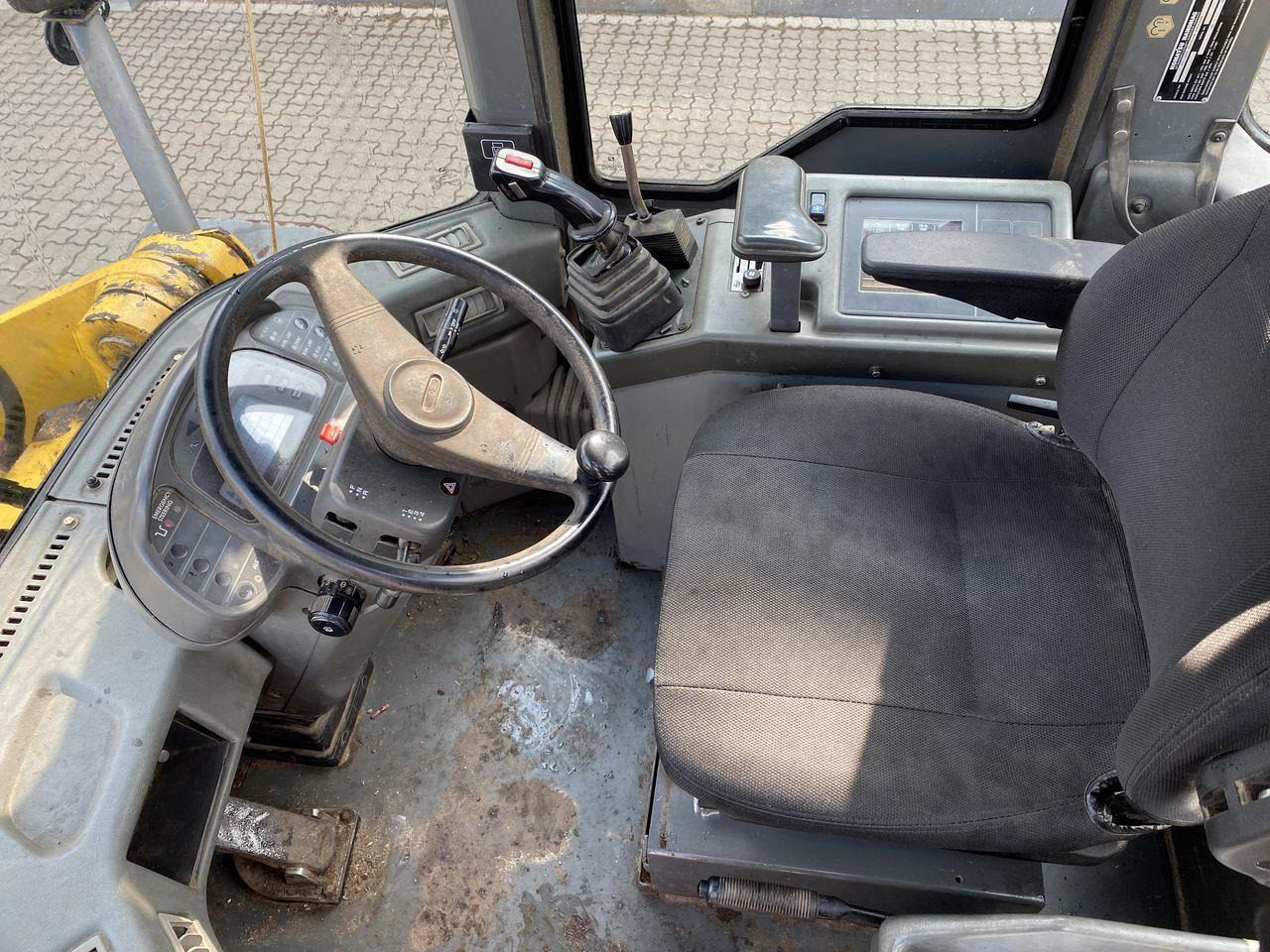 Komatsu WA270-3 - Utovarivač na kotačima: slika Komatsu WA270-3 - Utovarivač na kotačima Komatsu WA270-3 - Utovarivač na kotačima: slika Komatsu WA270-3 - Utovarivač na kotačima