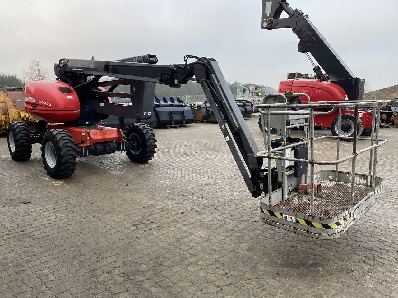 Manitou 180ATJ 2 RC - Zglobni krak: slika Manitou 180ATJ 2 RC - Zglobni krak Manitou 180ATJ 2 RC - Zglobni krak: slika Manitou 180ATJ 2 RC - Zglobni krak