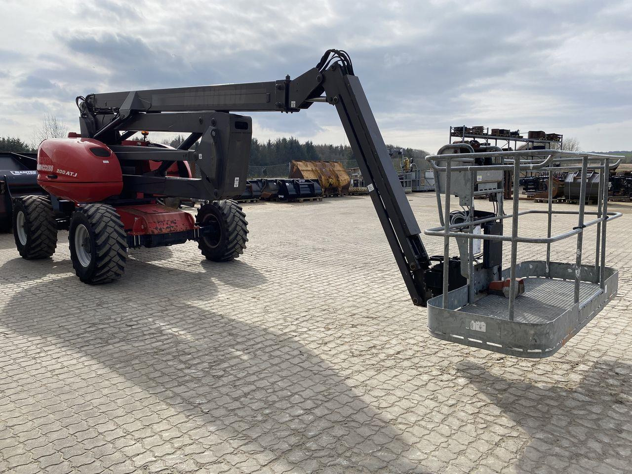 Manitou 200ATJ RC - Zglobni krak: slika Manitou 200ATJ RC - Zglobni krak Manitou 200ATJ RC - Zglobni krak: slika Manitou 200ATJ RC - Zglobni krak