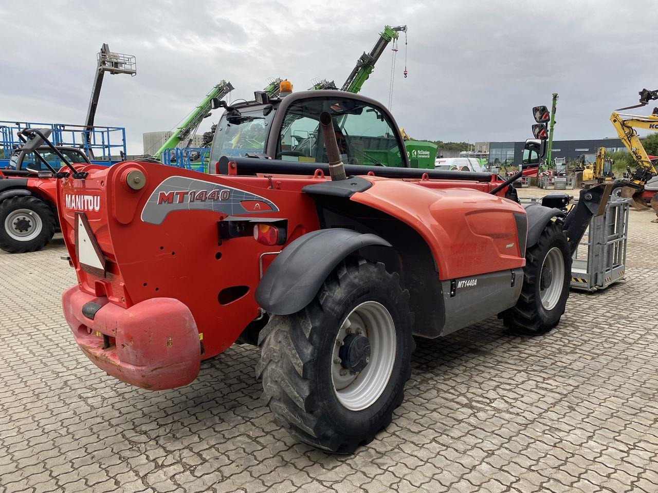 Manitou MT1440A ST3B - Teleskopski rukovatelj: slika Manitou MT1440A ST3B - Teleskopski rukovatelj Manitou MT1440A ST3B - Teleskopski rukovatelj: slika Manitou MT1440A ST3B - Teleskopski rukovatelj