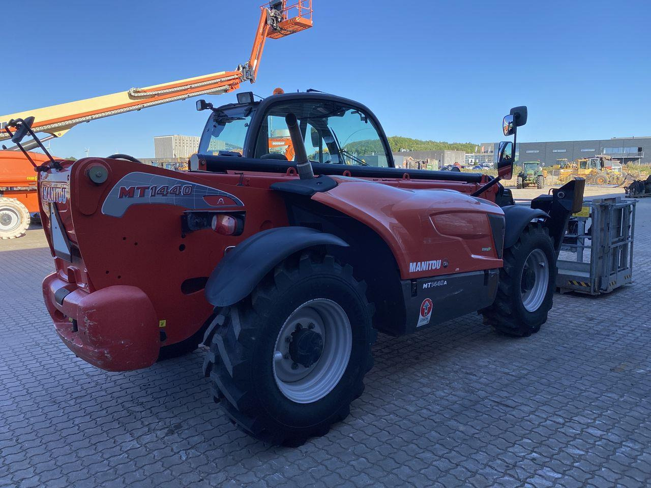 Manitou MT1440A ST3B - Teleskopski rukovatelj: slika Manitou MT1440A ST3B - Teleskopski rukovatelj Manitou MT1440A ST3B - Teleskopski rukovatelj: slika Manitou MT1440A ST3B - Teleskopski rukovatelj