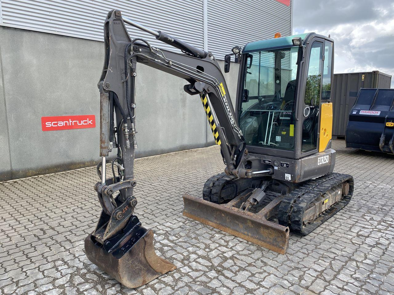 Volvo ECR25 - Mini bager: slika Volvo ECR25 - Mini bager Volvo ECR25 - Mini bager: slika Volvo ECR25 - Mini bager