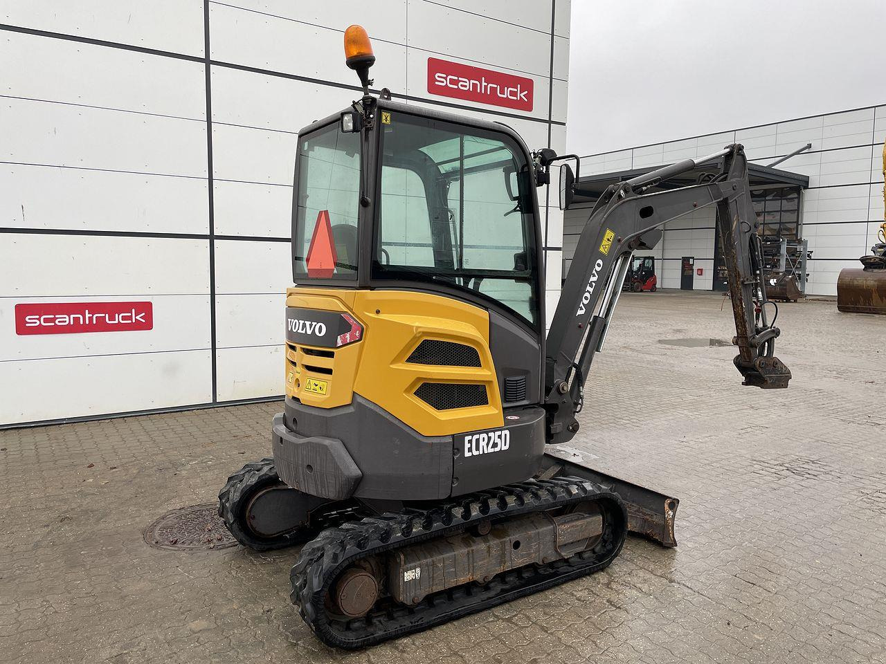 Volvo ECR25 - Mini bager: slika Volvo ECR25 - Mini bager Volvo ECR25 - Mini bager: slika Volvo ECR25 - Mini bager