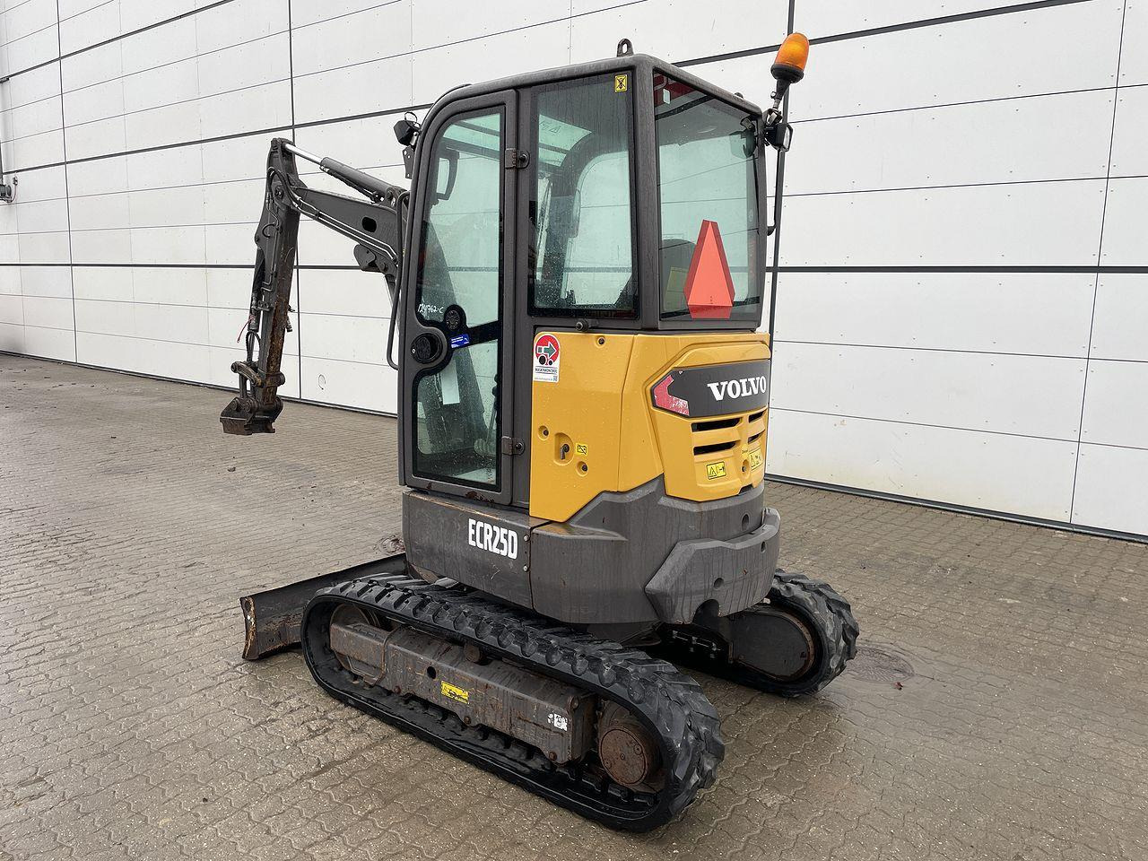 Volvo ECR25 - Mini bager: slika Volvo ECR25 - Mini bager Volvo ECR25 - Mini bager: slika Volvo ECR25 - Mini bager