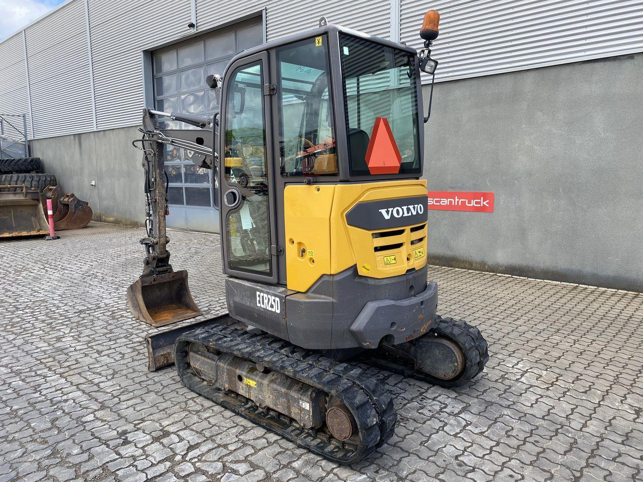 Volvo ECR25 - Mini bager: slika Volvo ECR25 - Mini bager Volvo ECR25 - Mini bager: slika Volvo ECR25 - Mini bager