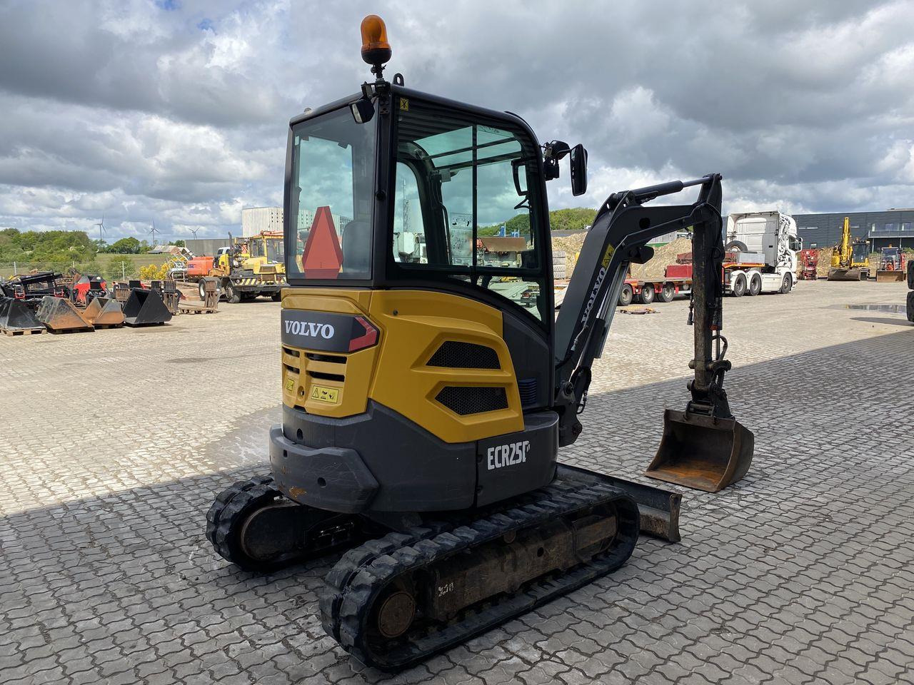 Volvo ECR25 - Mini bager: slika Volvo ECR25 - Mini bager Volvo ECR25 - Mini bager: slika Volvo ECR25 - Mini bager