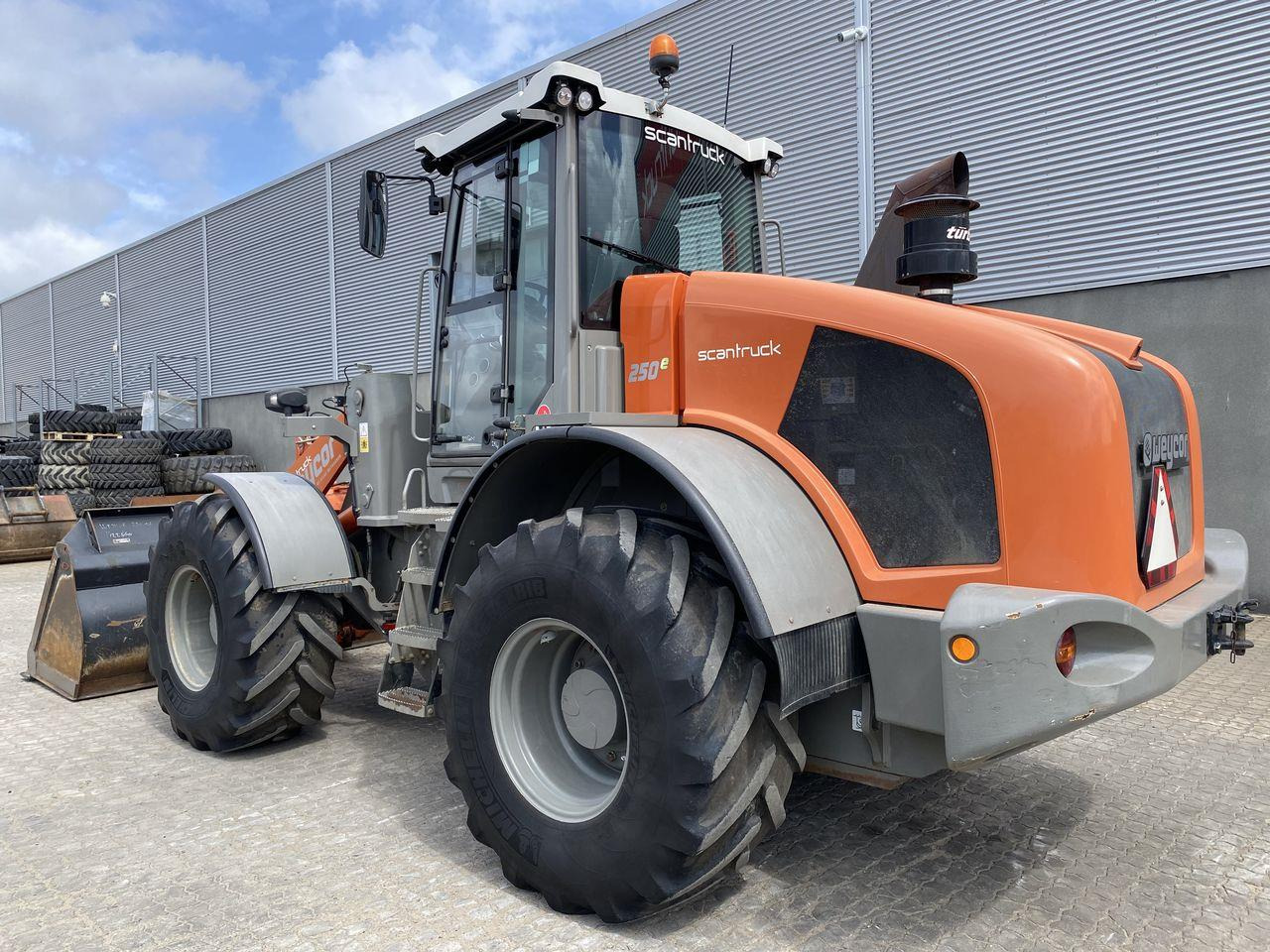 Weycor AR250e - Utovarivač na kotačima: slika Weycor AR250e - Utovarivač na kotačima Weycor AR250e - Utovarivač na kotačima: slika Weycor AR250e - Utovarivač na kotačima