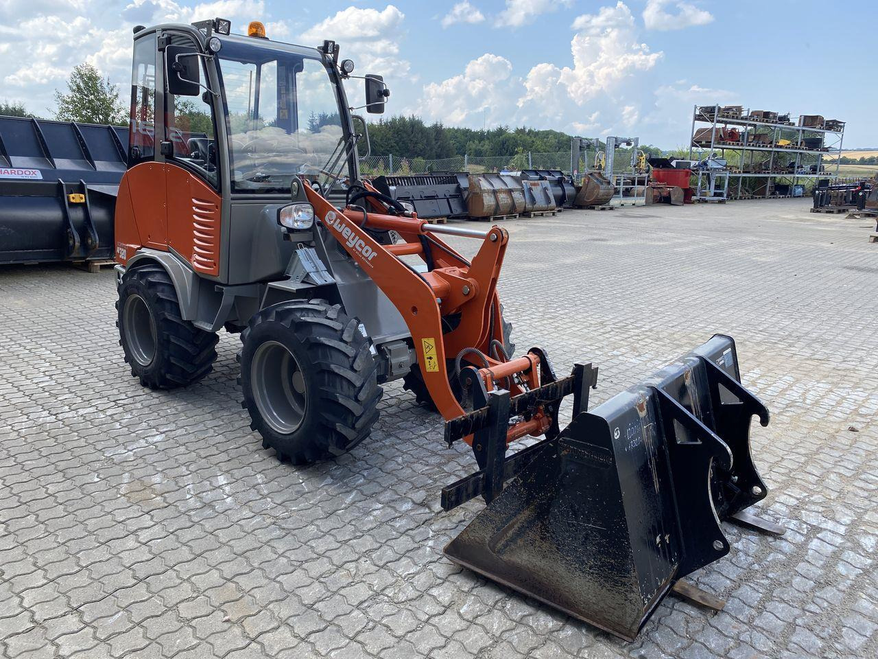 Weycor AR320 Cab - Zglobni utovarivač: slika Weycor AR320 Cab - Zglobni utovarivač Weycor AR320 Cab - Zglobni utovarivač: slika Weycor AR320 Cab - Zglobni utovarivač