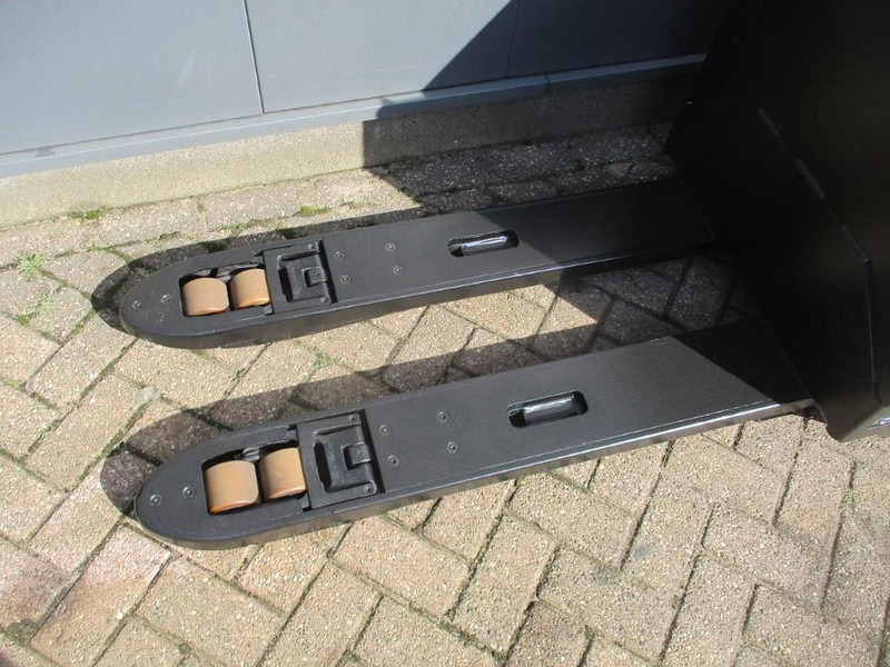 Toyota LPE200 - Paletni viličar: slika Toyota LPE200 - Paletni viličar Toyota LPE200 - Paletni viličar: slika Toyota LPE200 - Paletni viličar