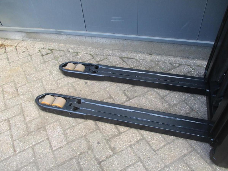 Toyota SPE 120L - Slagač stoga: slika Toyota SPE 120L - Slagač stoga Toyota SPE 120L - Slagač stoga: slika Toyota SPE 120L - Slagač stoga