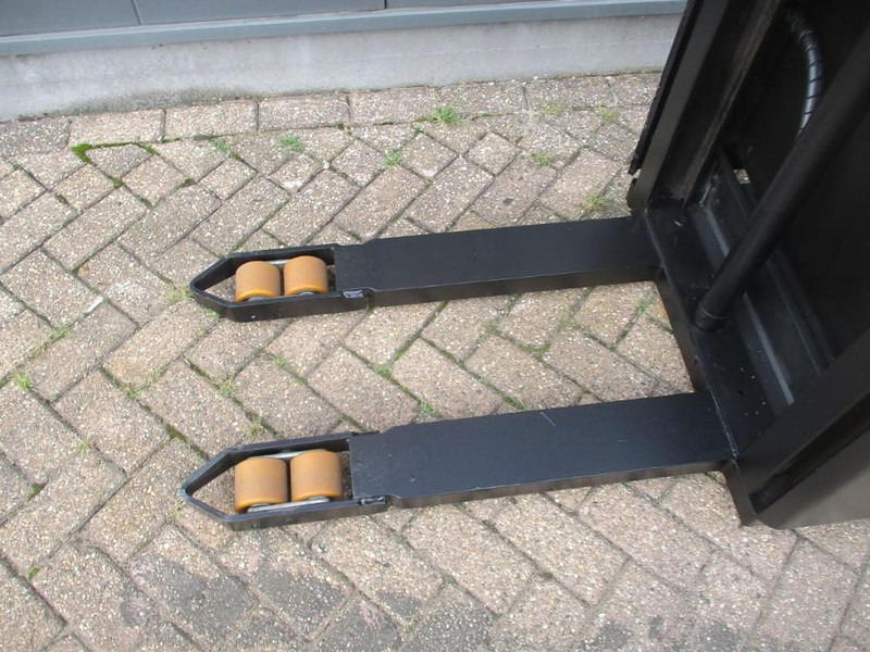 Toyota SWE 100 - Slagač stoga: slika Toyota SWE 100 - Slagač stoga Toyota SWE 100 - Slagač stoga: slika Toyota SWE 100 - Slagač stoga