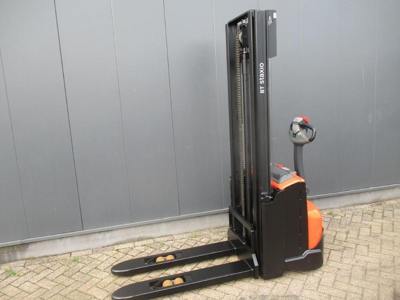 Toyota SWE 100 - Slagač stoga: slika Toyota SWE 100 - Slagač stoga Toyota SWE 100 - Slagač stoga: slika Toyota SWE 100 - Slagač stoga