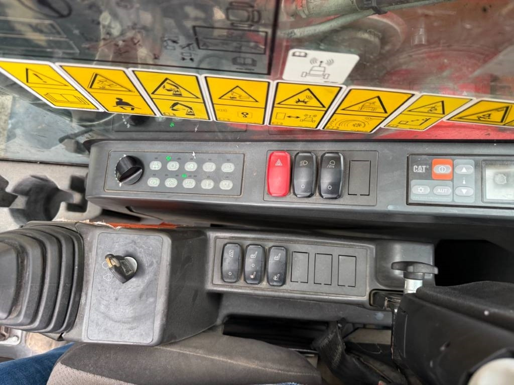 Bager na kotačima CAT M320F: slika Bager na kotačima CAT M320F