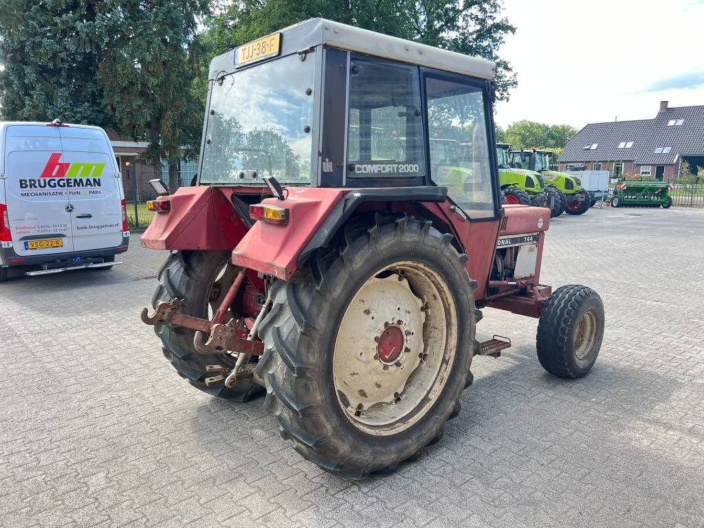 International 744 - Traktor: slika International 744 - Traktor International 744 - Traktor: slika International 744 - Traktor